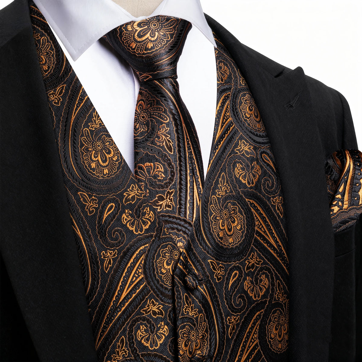 Nahaufnahme: Herren-Anzugweste mit goldfarbenem Paisley-Muster über weißem Hemd