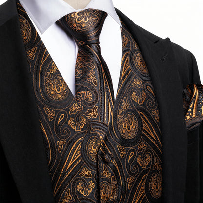 Nahaufnahme: Herren-Anzugweste mit goldfarbenem Paisley-Muster über weißem Hemd