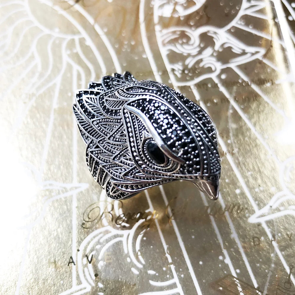 Falken-Cocktailring aus 925er Sterlingsilber mit schwarzem Augenstein und Ornamenten