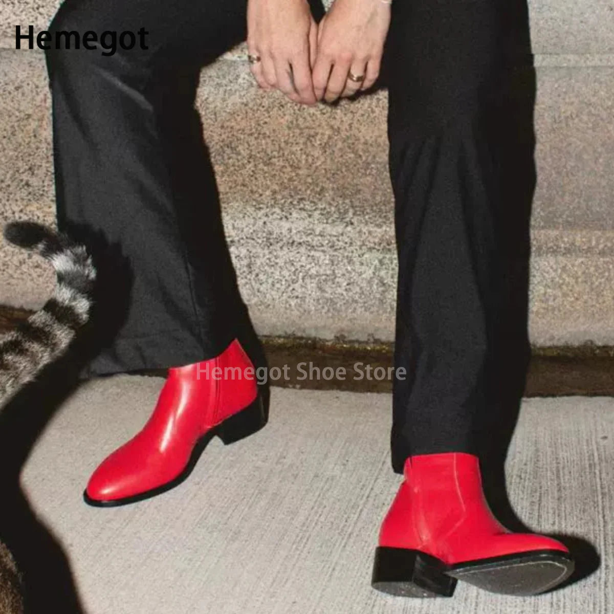 Rote Chelsea-Boots am Fuß mit sichtbarem Blockabsatz und seitlicher Naht am Schaft
