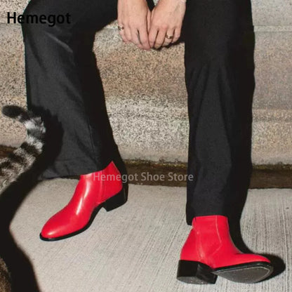 Rote Chelsea-Boots am Fuß mit sichtbarem Blockabsatz und seitlicher Naht am Schaft