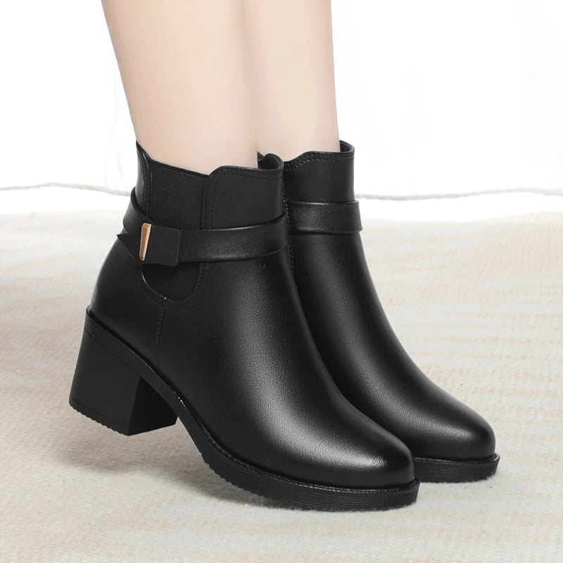 Damen-Winterstiefelette aus Leder, schwarz, breiter Riemen vorn, Blockabsatz, Profilsohle