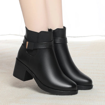 Damen-Winterstiefelette aus Leder, schwarz, breiter Riemen vorn, Blockabsatz, Profilsohle