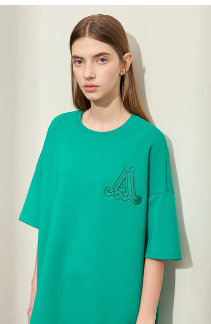 Damen Rundhals-T-Shirt im minimalistischen Stil mit lässiger Stickerei und kurzen Ärmeln