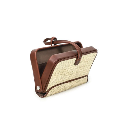 Beige Stroh-Handytasche mit braunem Lederrahmen und Handgelenkriemen, Seitenansicht