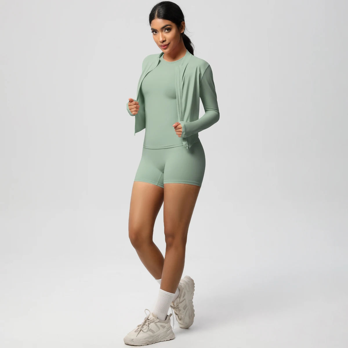 Damen-Yoga-Set: hellgrüne langarmige Jacke, Sporttop und Shorts, seitliche Ansicht