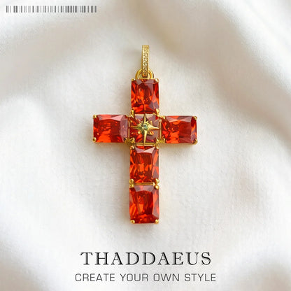 Kreuz-Anhänger mit orangefarbenen Kristallen im goldfarbenen Fassungsrahmen