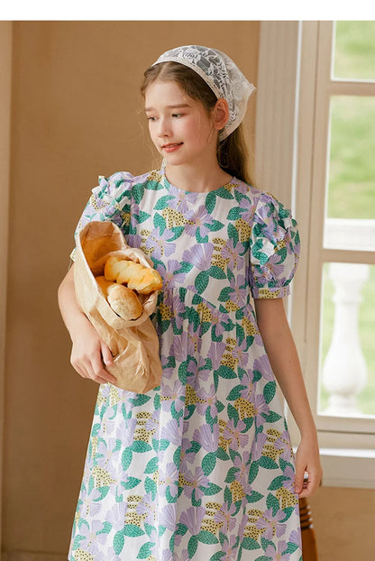 Kurzes Mädchen-Kleid mit Puffärmeln und Cheongsam-Design, Patchwork aus Gaze in Lila-Blau, mit Perlenknöpfen – für Kinder von 3 bis 12 Jahren.