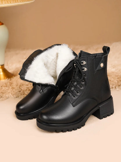 Schwarze Ankle-Boots mit weißem Wollfutter, Schnürung und Profilsohle