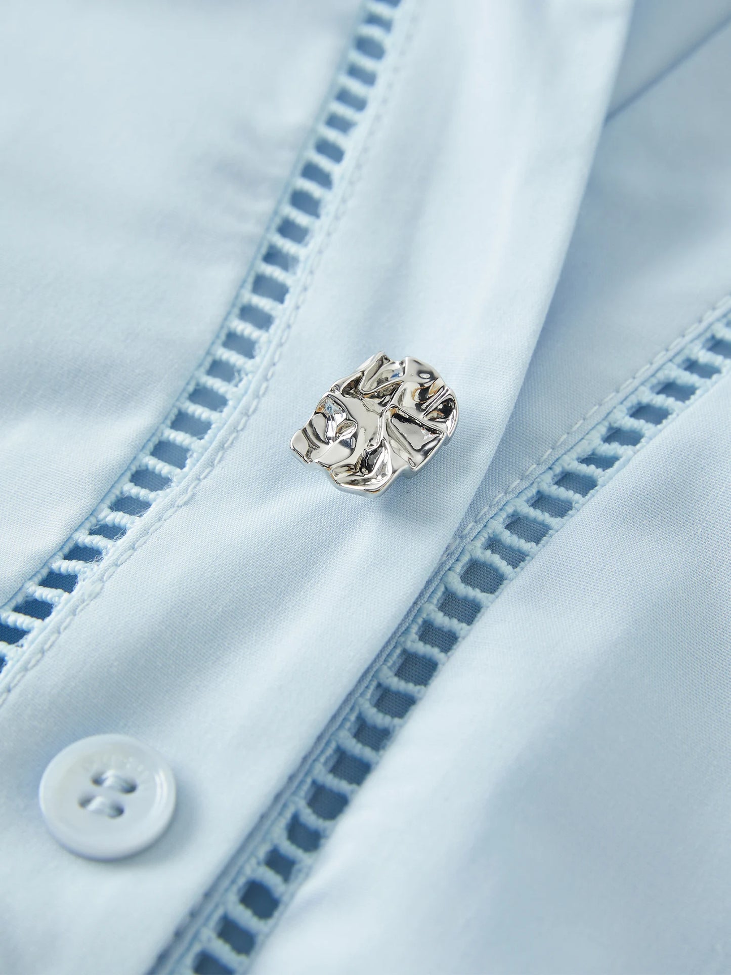 Eleganter Damen-Wollpullover mit schrägem Kragen und Schlitz – vielseitig und schick für den Frühling