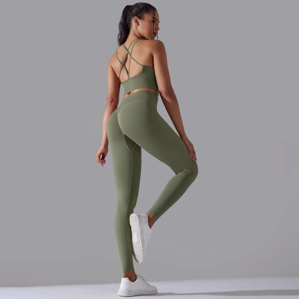 Hamidou nahtloses Yoga-Set, olivgrünes Top mit Rückenträgern und enganliegende Leggings