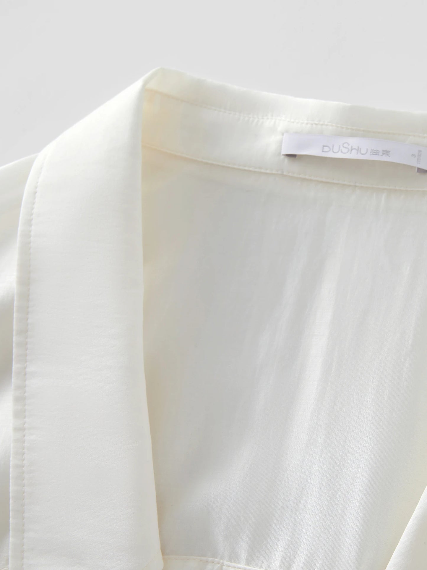 Minimalistisches weißes Sommerhemd im eleganten Stil – Kurzarm-Top für den stilvollen Auftritt