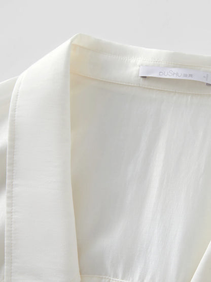 Minimalistisches weißes Sommerhemd im eleganten Stil – kurzärmeliges Oberteil für den stilvollen Auftritt im Büro