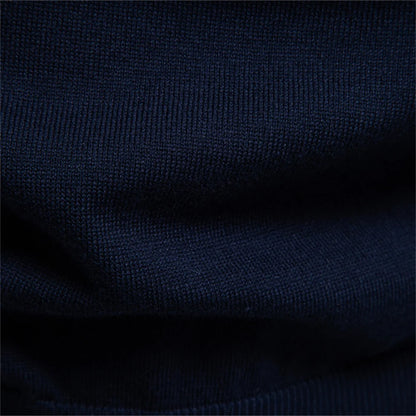 Stoffoberfläche eines Herren T-Shirts in dunkelblau, glatt und fein gewebt