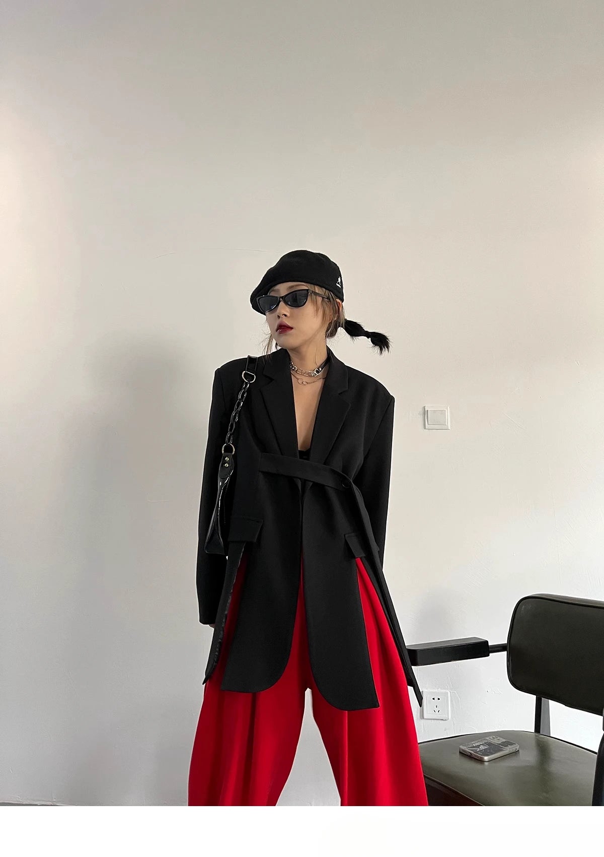 Zweiteiliges Damen-Set mit Stickerei: Langarm-Oberteil mit Reverskragen und hoch taillierte, lange Hose – stilvoll und elegant.