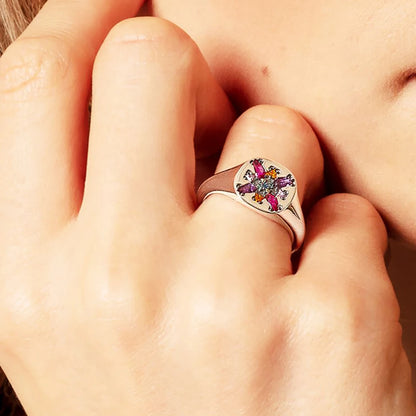 Silberring mit mehrfarbigem Blumensteinbesatz, Ringkopf seitlich in Nahaufnahme