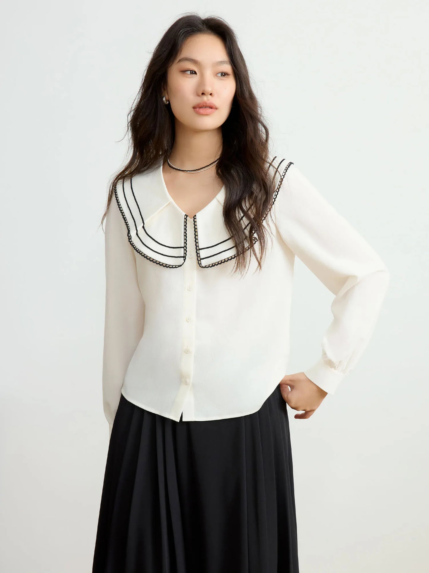 Feminine Damenbluse mit Kragen und gewelltem Detail – schmeichelhaftes Shirt für Büro und Freizeit