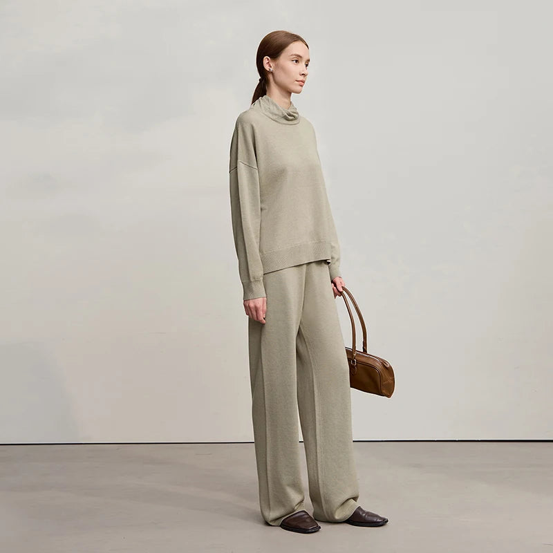 Beiges Damen-Set mit Rollkragenpullover und weiter Hose, braune Umhängetasche