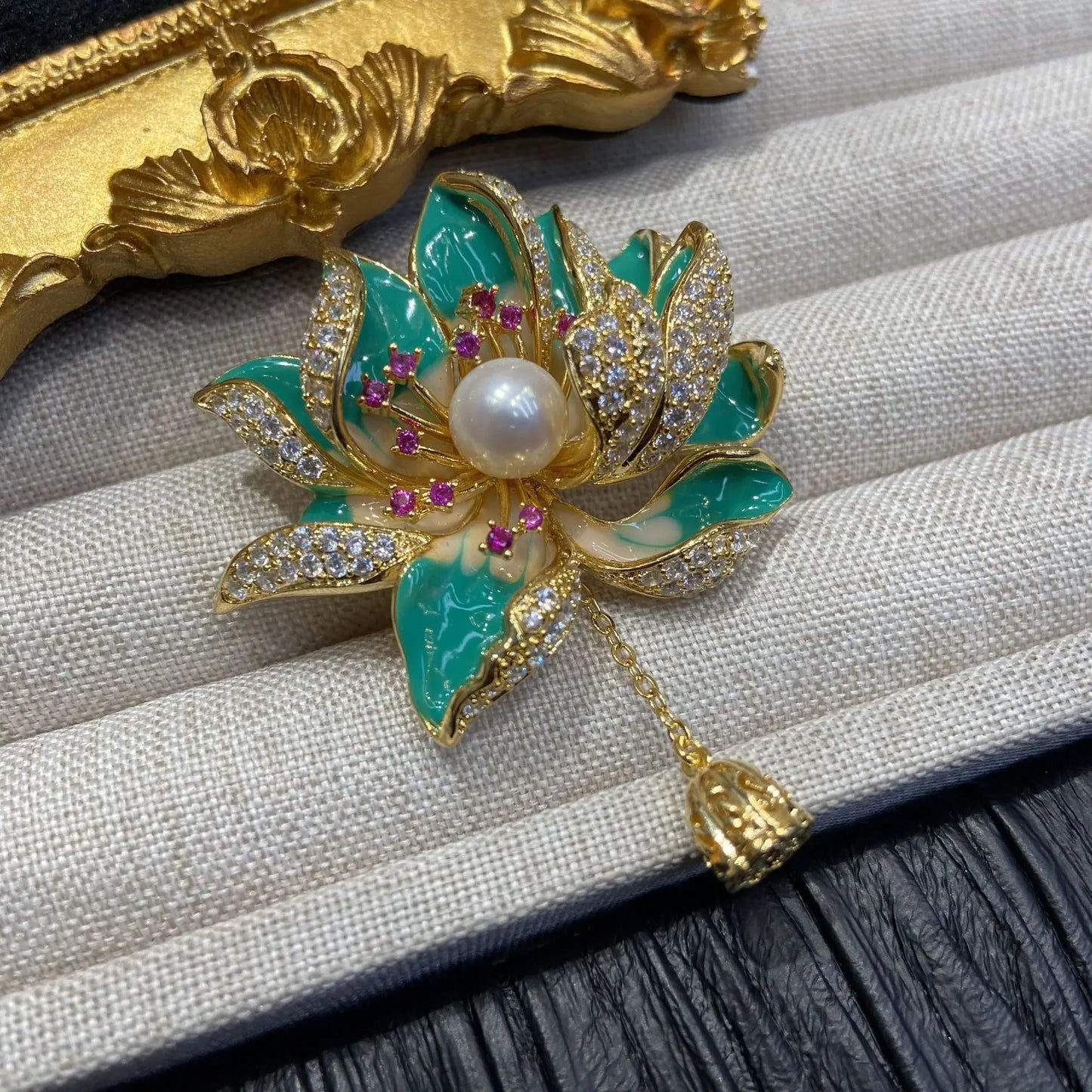 Brosche Blume Perle Emaille Kristall Tropföl Klassisch elegant Damen