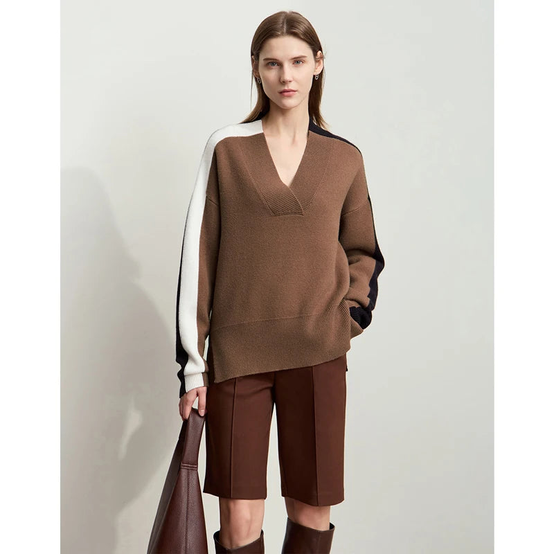 Brauner Damenpullover mit V-Ausschnitt, weiße Kontrastärmel und lockerer Passform