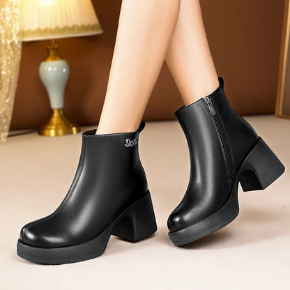 Schwarze Damen-Stiefelette mit seitlichem Reißverschluss, Blockabsatz und Profilsohle