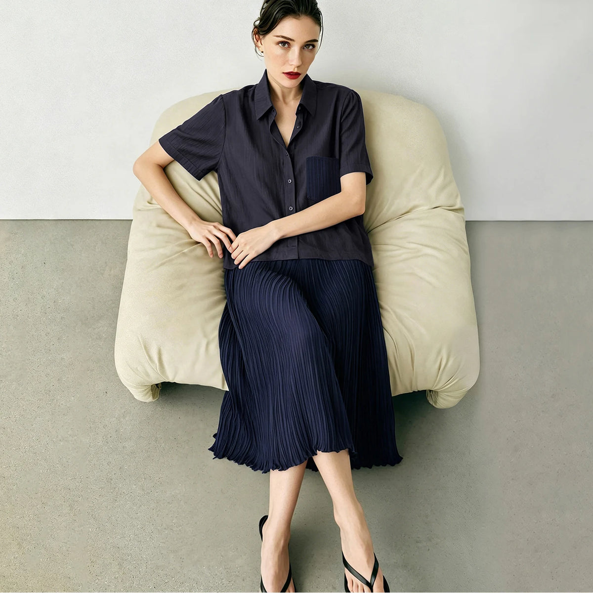 Damen-Midikleid mit Reverskragen, Knopfleiste und plissiertem Midirock, dunkelblau