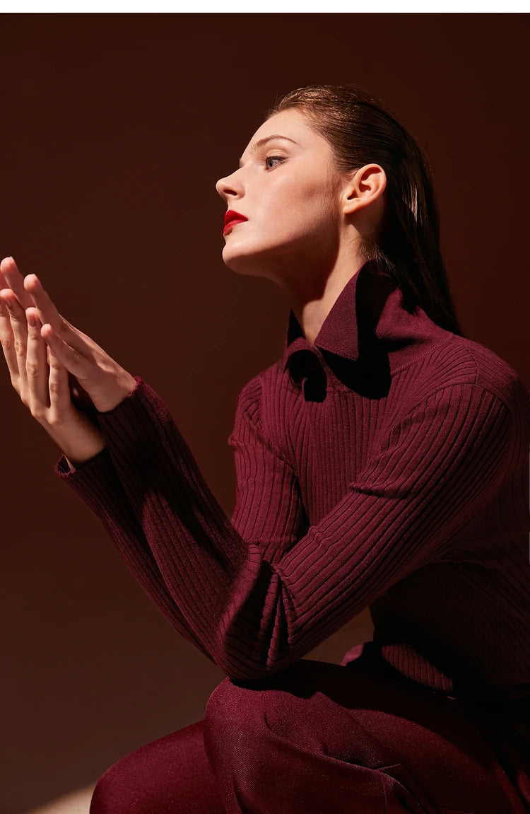 Damen-Pullover aus Rippstrick mit Hemdkragen, bordeauxroter Ton, Armhaltung seitlich