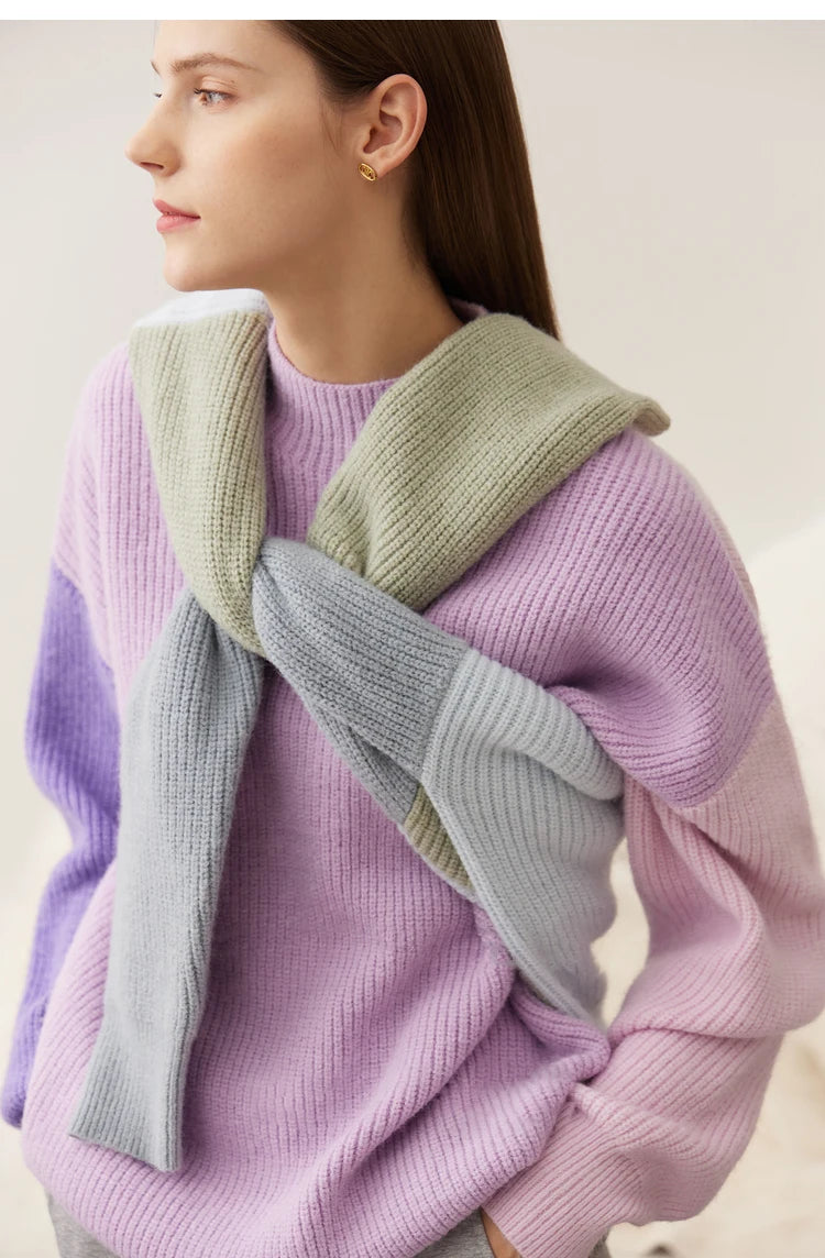 Strickpullover mit Rundhalsausschnitt, lila mit grüner Strickmanschette und breiten, langen Ärmeln