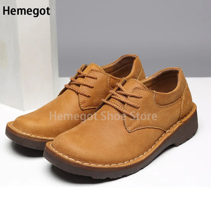 Herren-Schnürschuhe in Braun mit runder Zehenkappe, Schnürsenkeln und flacher Sohle