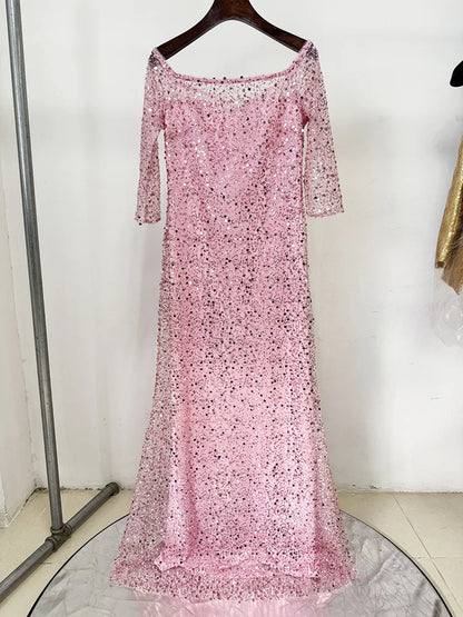 Elegantes Damen-Midikleid mit schulterfreiem Design, langen Ärmeln und Perlen-Patchwork – figurbetont und luxuriös.