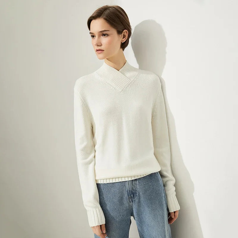 Cremeweißer Damen-Pullover mit Stehkragen, feiner Strickoptik und langen Ärmeln