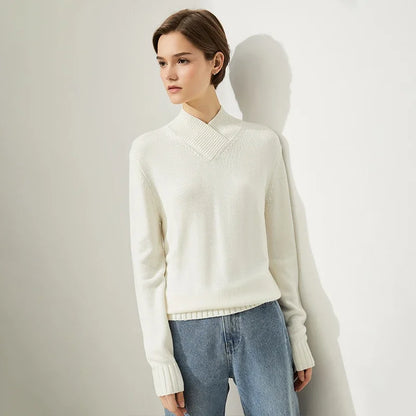 Cremeweißer Damen-Pullover mit Stehkragen, feiner Strickoptik und langen Ärmeln