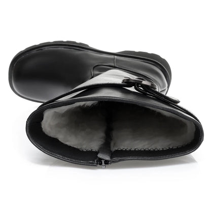 Schwarzer Stiefel von unten mit sichtbarem Fersenprofil und Innenfutter aus Fell