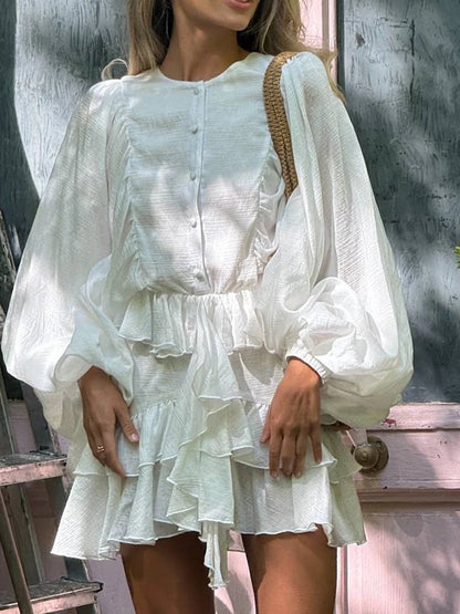 Asymmetrisches ärmelloses Damenkleid mit Rundhalsausschnitt, Hohldesign und Stickerei – figurbetont und elegant.