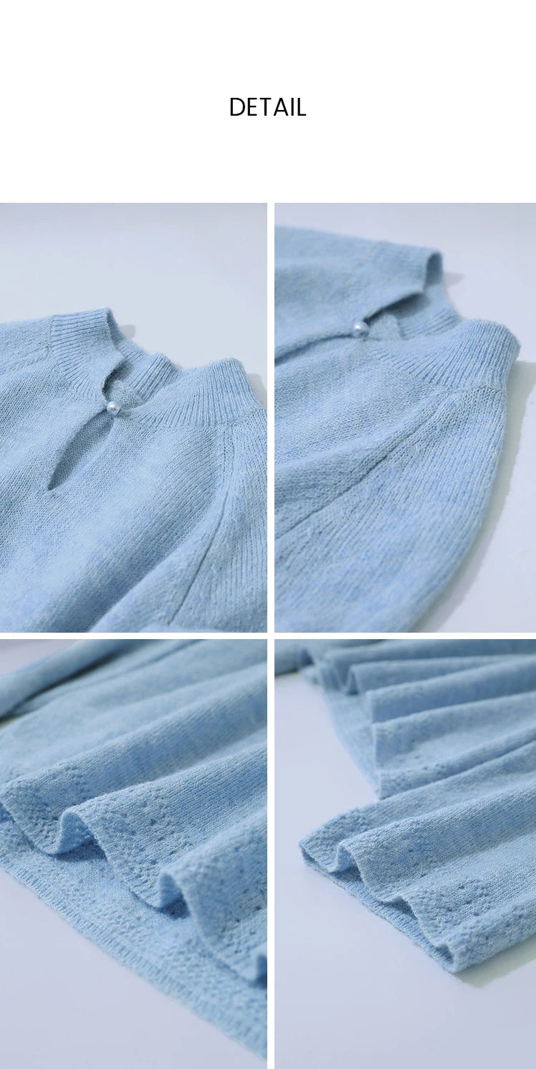 Detailansicht: hellblauer Wollpullover mit Stehkragen und Knopf am Ausschnitt.