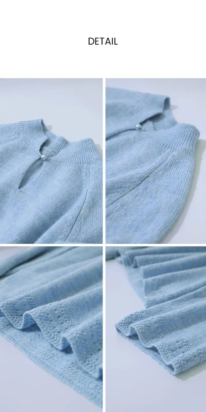 Detailansicht: hellblauer Wollpullover mit Stehkragen und Knopf am Ausschnitt.