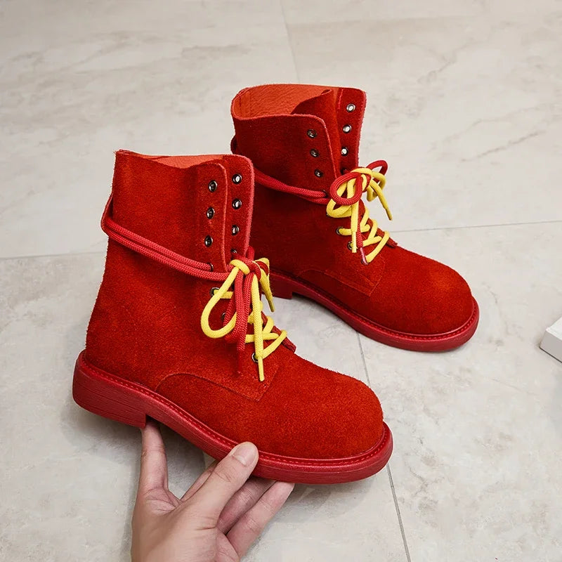 Rote Wildleder-Schnürstiefeletten mit gelben Schnürsenkeln und Nietenösen, flacher Absatz