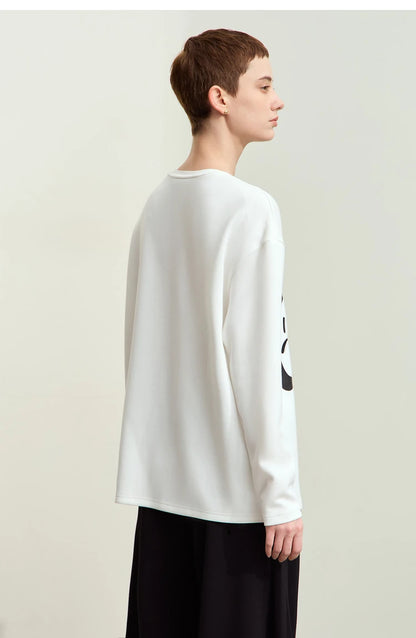 Damen T-Shirt im minimalistischen Stil mit Rundhalsausschnitt und Druckdesign