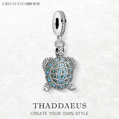 Schildkröten-Charm aus 925 Sterlingsilber mit türkisfarbenen Steinchen, rundem Ösenbügel