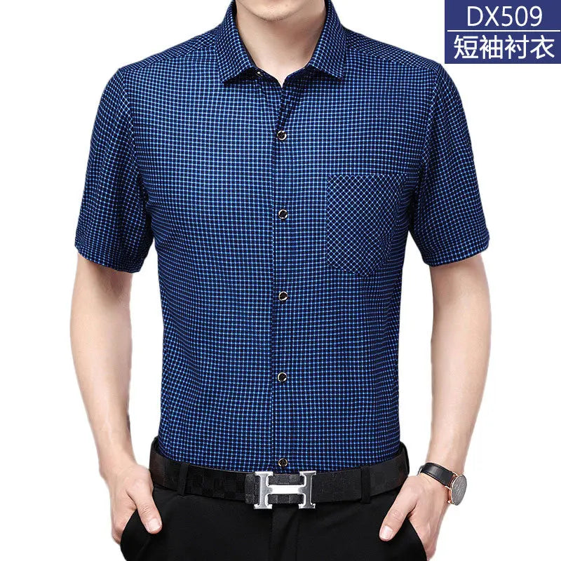 Leichtes Herren-Poloshirt aus Eisseide mit kurzen Ärmeln und klassischem Kragen in einfarbigem Design.