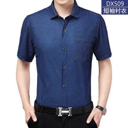 Leichtes Herren-Poloshirt aus Eisseide mit kurzen Ärmeln und klassischem Kragen in einfarbigem Design.