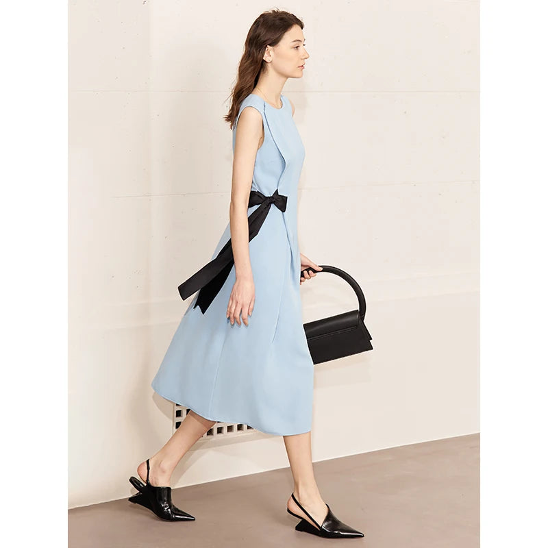Elegantes Ärmelloses Damenkleid Mit Taillenschnürung Und Kontrastdetail Für Büro