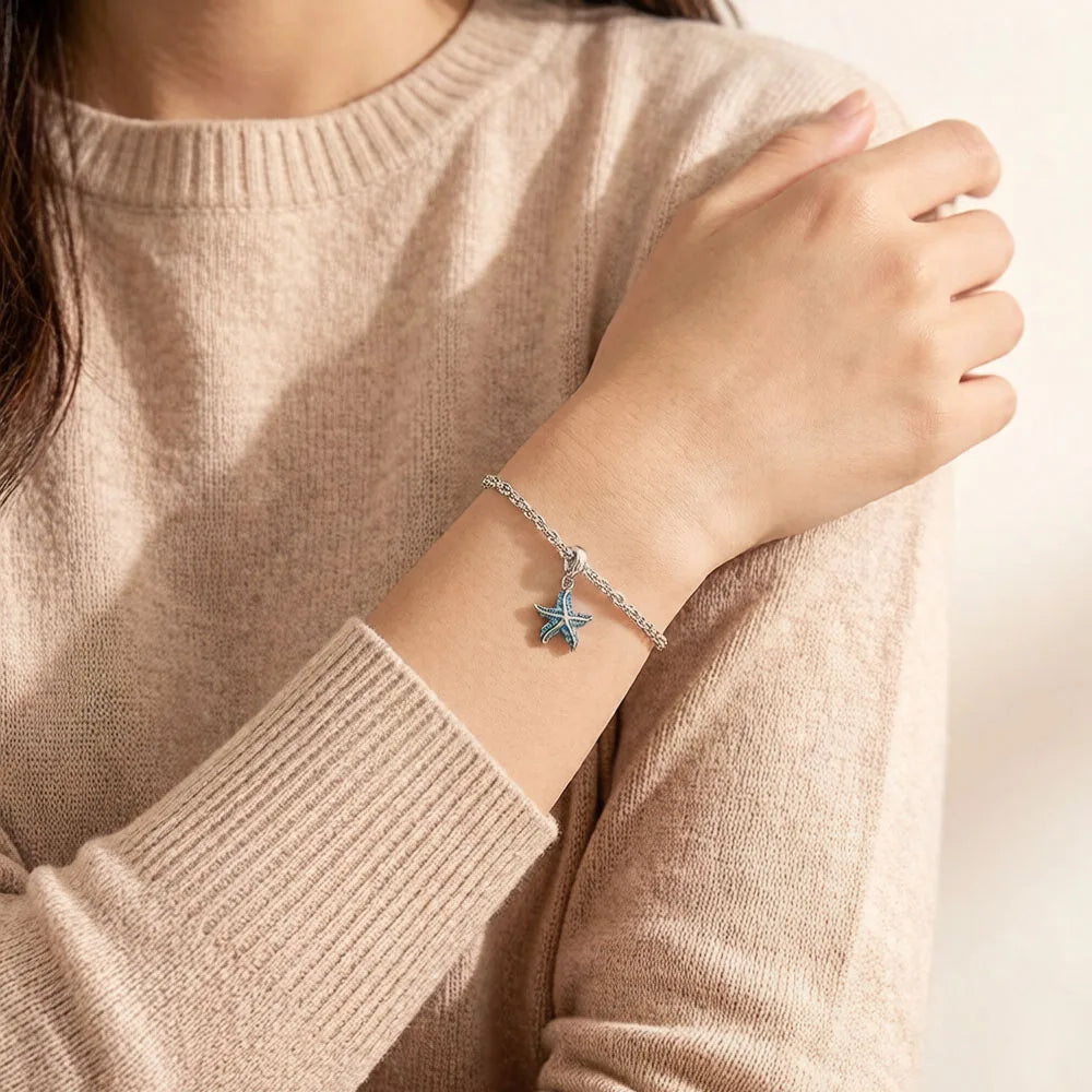 Armband mit silbernem Seestern-Anhänger auf Gliederkette