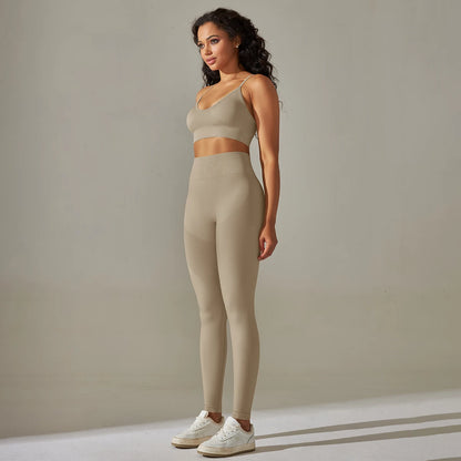 Nahtloses Yoga-Set in Hellbeige: Sport-BH mit Trägern und Leggings mit flachem Bund
