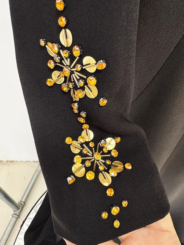 Zweiteiliges Damen-Set mit Rundhals und langen Ärmeln, verziert mit Diamant-Details, bestehend aus einem Oberteil und einem hoch taillierten Rock mit Patchwork-Taschen.
