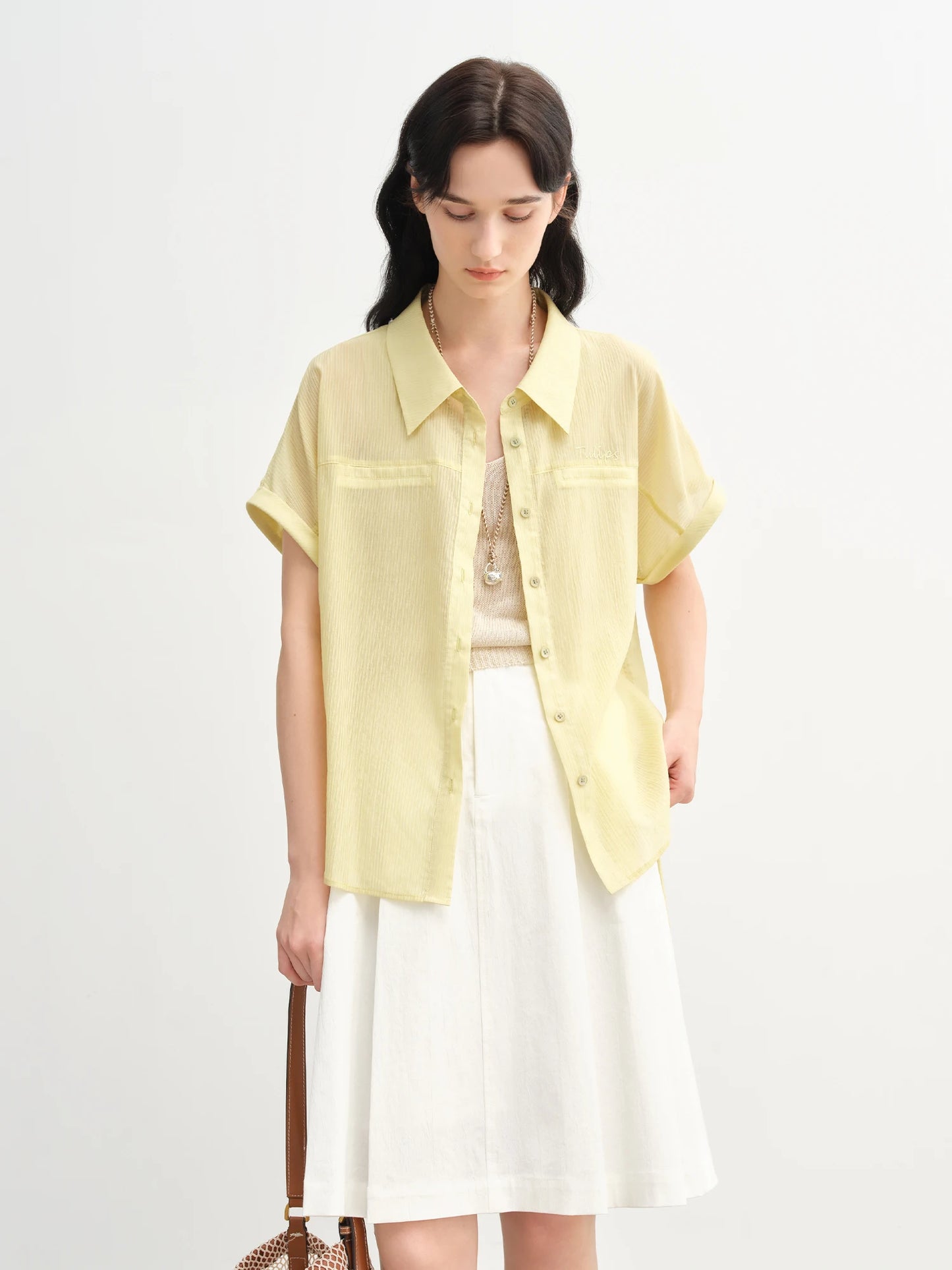 Sommerliches Damen-Shirt mit figurbetontem, künstlerischem Druck und einzigartigem Muster – lässig und schick.