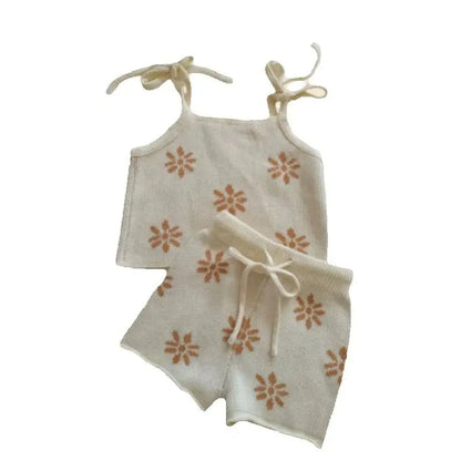 Gestricktes Outfit-Set für Neugeborene, 0–2 Jahre, Spaghettiträger-Top und Shorts, weiche Blumen-Babykleidung, verstellbare Säuglingskleidung