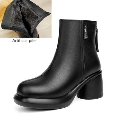 Schwarze Leder-Stiefelette mit Blockabsatz, glatter Oberfläche und Zuglasche am Schaft