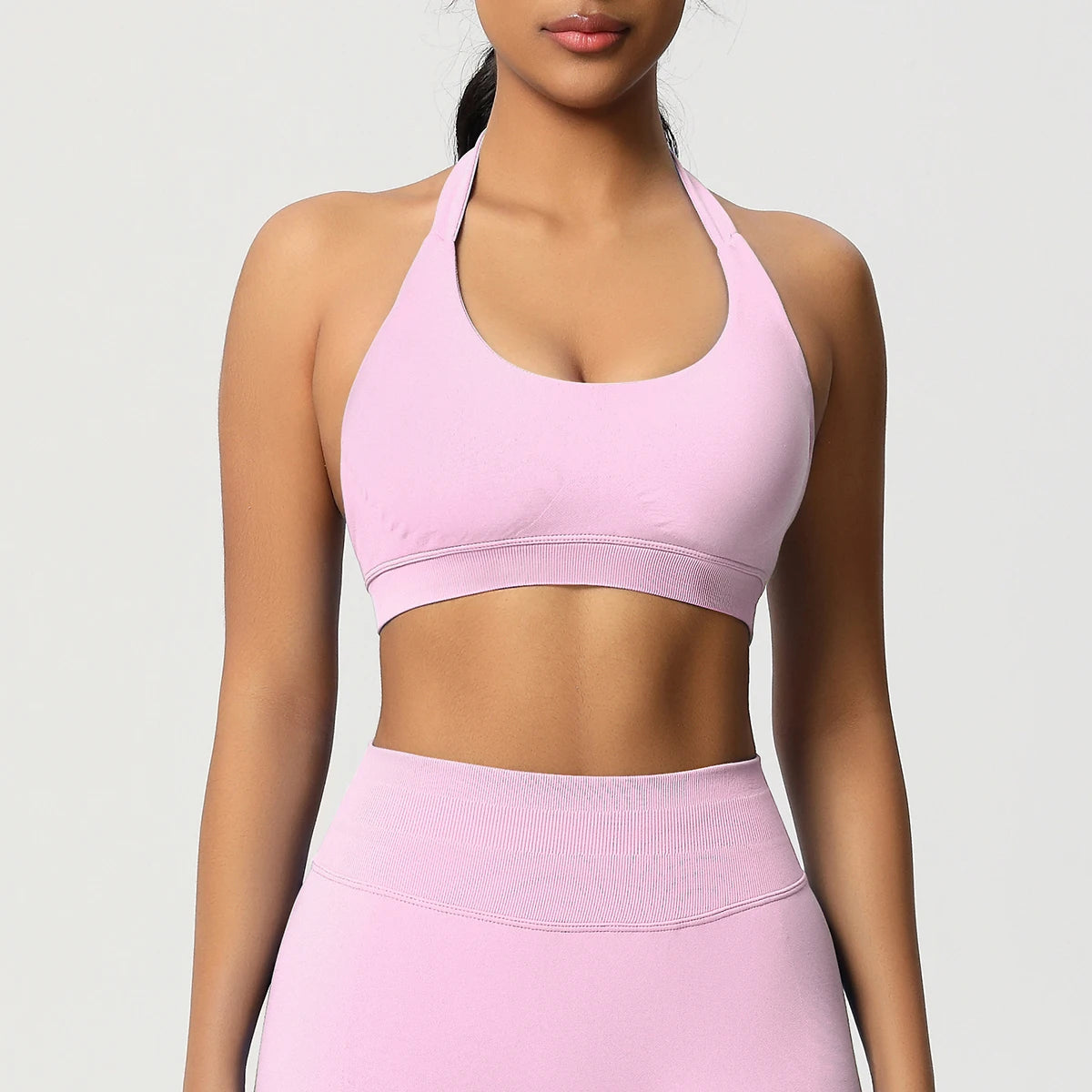 Nahtloser Sport-BH in Helllila mit breitem U-Ausschnitt