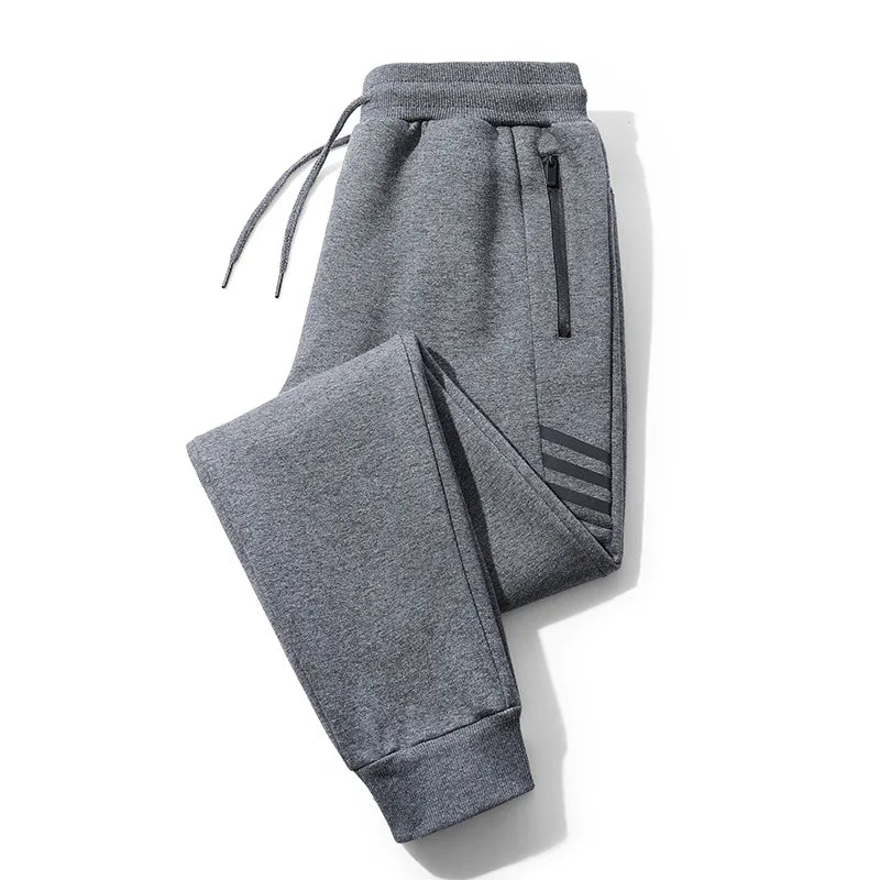 Lässiger Herren-Jumpsuit mit Kapuze und sportlichem Design – ideal für Freizeit und Sport.